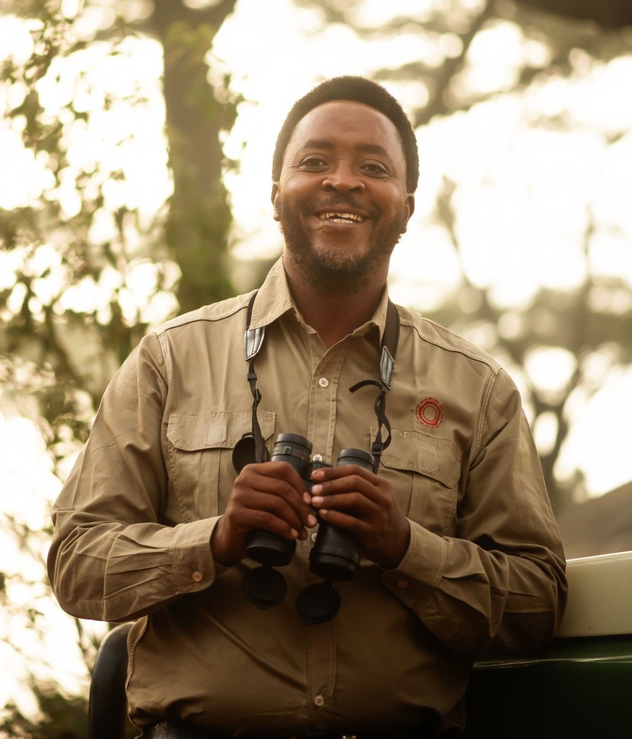 Godwin Urioh, Nomad expert safari guide in northern tanzania, serengeti